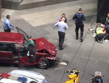 Βίντεο-σοκ: Αυτοκίνητο πέφτει πάνω σε πεζούς στη Μελβούρνη